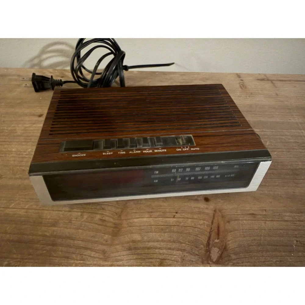 Vintage Lloyd's J202B AM FM Electronic Clock Radio Wood Grain Retro Alarm Clock